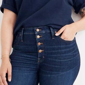 32 PETITE: 9" Mid-Rise Skinny Jeans in Hayes Wash: Button-Front Edition